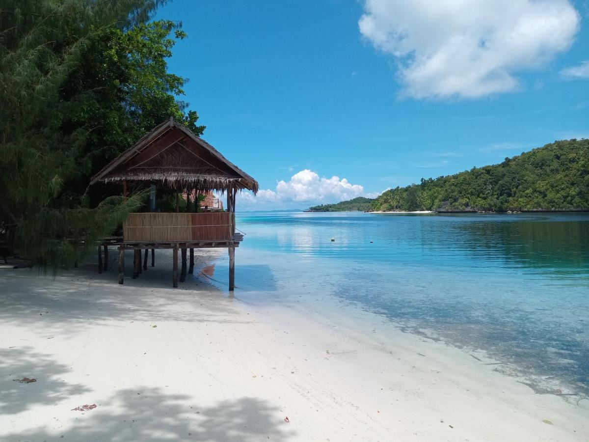 Meos Ambower Homestay Raja Ampat Fam Exterior photo