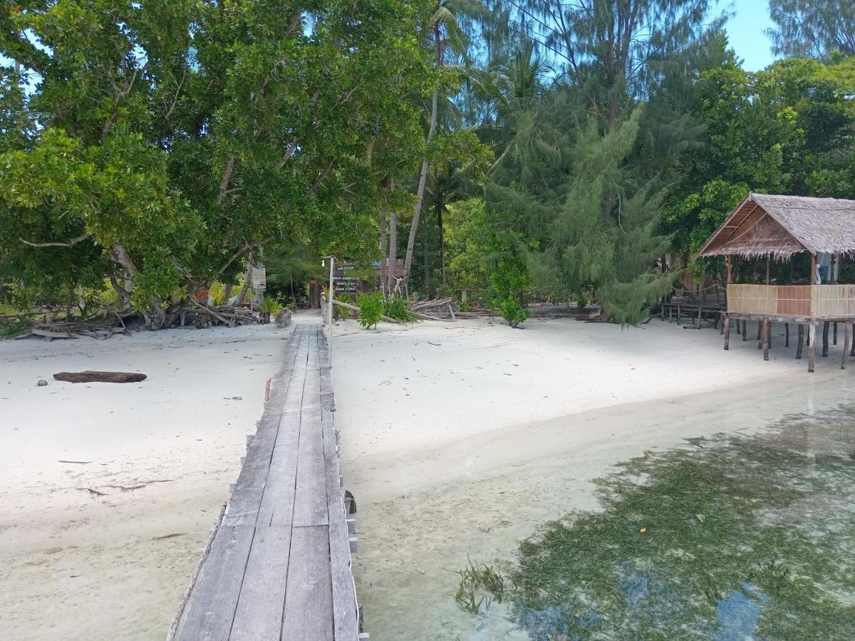 Meos Ambower Homestay Raja Ampat Fam Exterior photo