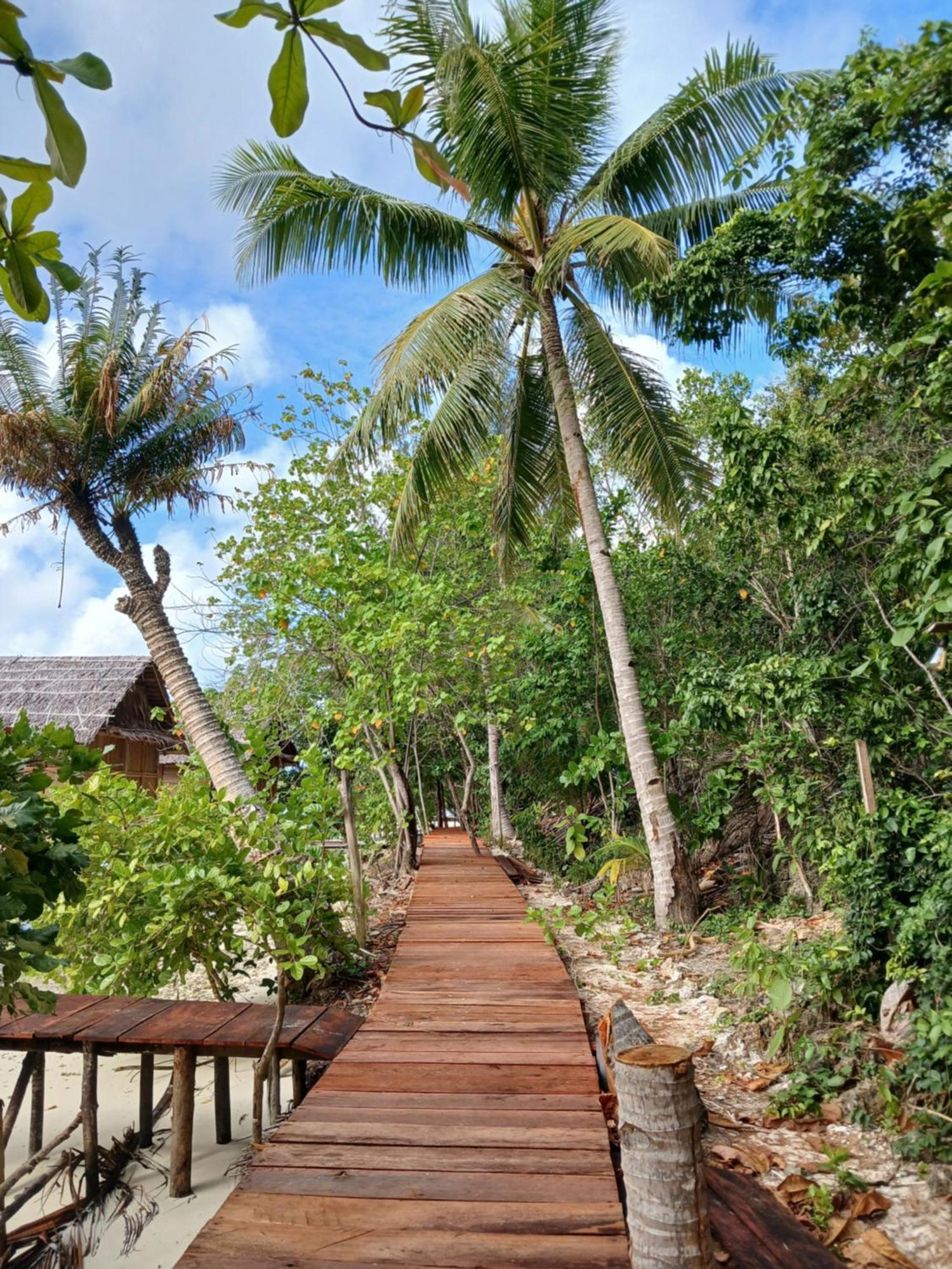 Meos Ambower Homestay Raja Ampat Fam Exterior photo