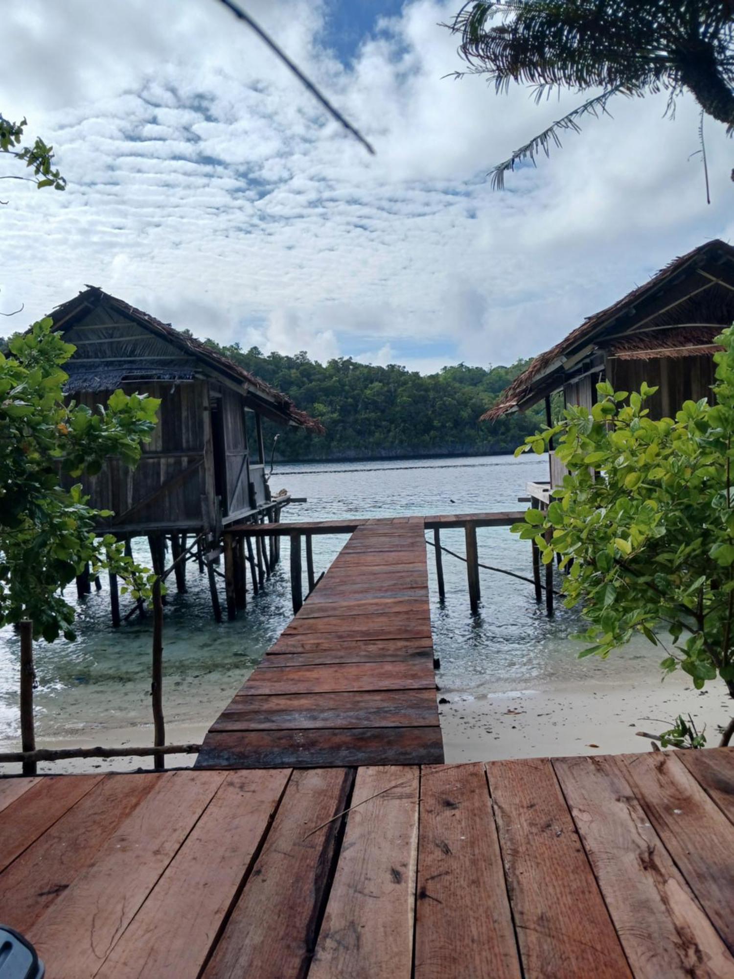 Meos Ambower Homestay Raja Ampat Fam Exterior photo