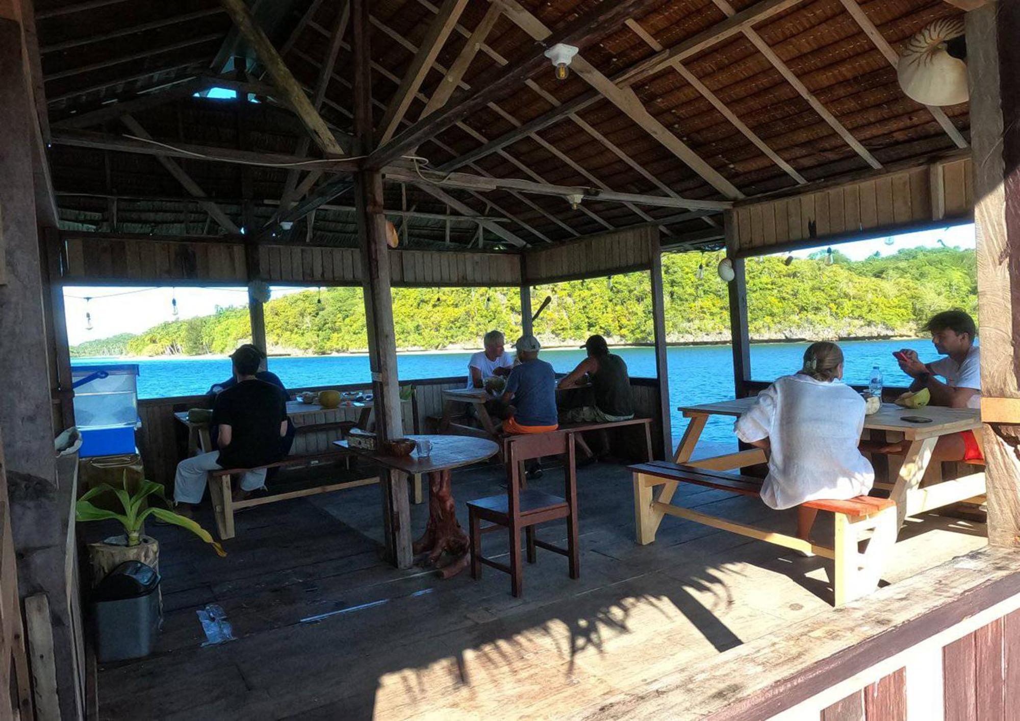 Meos Ambower Homestay Raja Ampat Fam Exterior photo